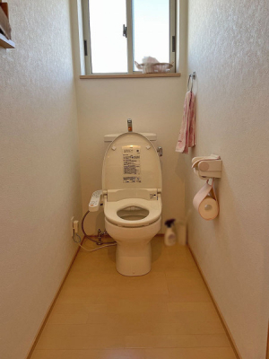 トイレ　２Fトイレ　スッキリとしたデザインの温水洗浄便座付きトイレ。