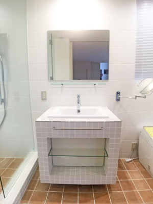 洗面台・洗面所　洗面スペースの奥にトイレを設置。洗練されたオシャレな空間。