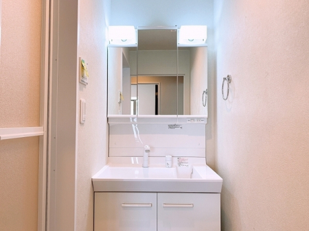 洗面台・洗面所　後姿も確認できる使い勝手のいい三面鏡・鏡裏収納は整理整頓にオススメ！　