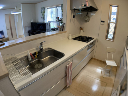 キッチン　白を基調とした清潔感のあるキッチンスペース！