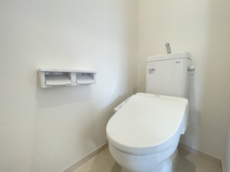 トイレ　２Fトイレ：快適な温水洗浄便座付