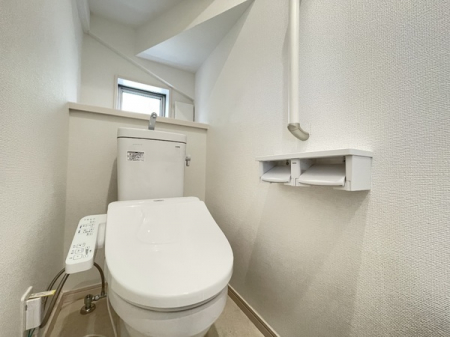 トイレ　１F：トイレ
スッキリとしたデザインの温水洗浄便座付きトイレ。
