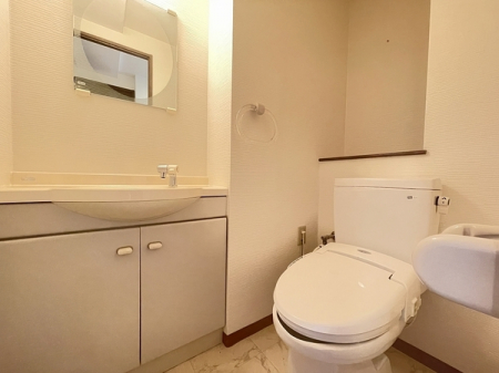 トイレ　スッキリとしたデザインの温水洗浄便座付きトイレ。手洗器や棚がありトイレットペーパーなどのストックに便利です！