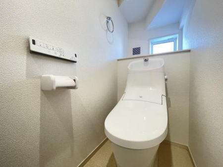 トイレ　１F：トイレ
スッキリとしたデザインの温水洗浄便座付きトイレ。