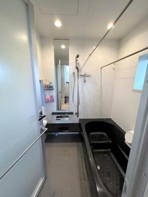 浴室　高級感がある浴室をシックでスタイリッシュな空間にする黒色のバスタブ！浴室乾燥機付きで雨の日や夜にお洗濯をする方でもスッキリ乾かせます。