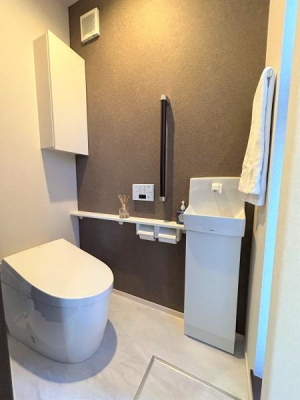 トイレ　1階トイレ：スッキリとしたデザインの温水洗浄便座付きトイレ。手洗器や棚がありトイレットペーパーなどのストックに便利です！