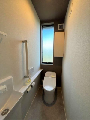 トイレ　2階トイレ：スッキリとした温水洗浄便座付きトイレ。手洗器や棚がありトイレットペーパーなどのストックに便利です！