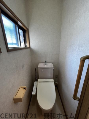 トイレ　温水洗浄便座付きトイレ。