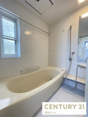 浴室　白を基調とした清潔感のある浴室