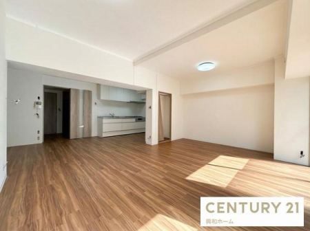 ���r���O�@�Ƌ�̔z�u���y���߁A���Ƒ��ł������Ƃ��߂����ł���\���ȍL���ł��I�@���B�e�󋵂���H�ɂ��A���ۂ̐F���ƈقȂ�ꍇ������܂�